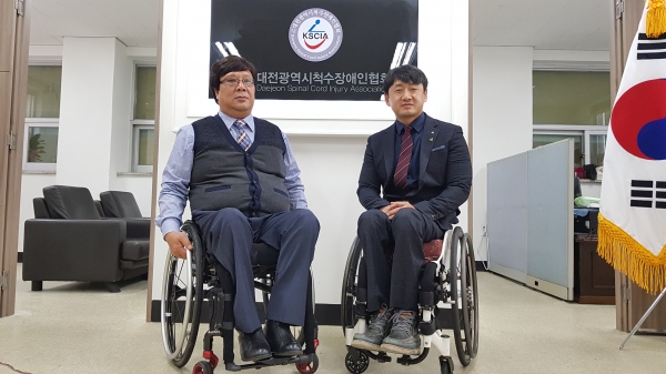 왼쪽부터 김영목 회장, 권준석 회장(지체장애인협회 서구지회)