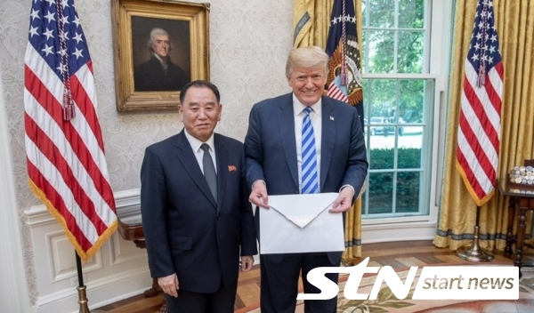 미국 워싱턴 DC, 백악관 대통령 집무실에서 김영철 북한 노동당 부위원장 겸 통일전선부장이 가져온 김정은 국무위원장의 친서를 보여주고있다