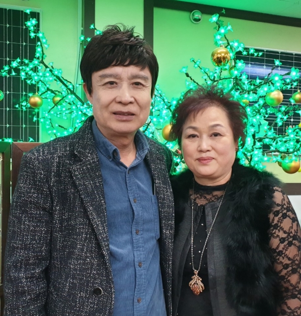 나기성 가수(왼쪽)와 부인 윤선영씨