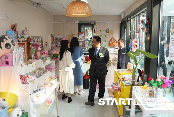 한남대 이덕훈 총장 등 학교 관계자들이 7일 '창업존 Chang(e) Up Zone'의 학생 및 교수 창업 점포에서 쇼핑을 하고 있다.