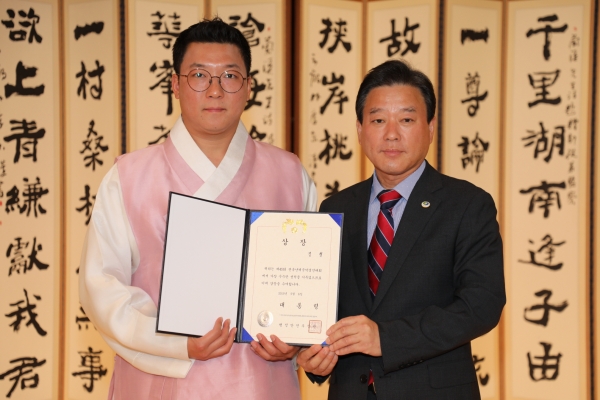 난계국악경연대회 일반부 대상 수상자인 김수철씨 (사진 왼쪽).