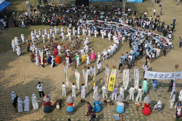 지난해 축제서 펼쳐진 거리퍼레이드 모습