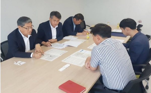 서산시청 장순환 국장(사진 좌측)이 19일 한국도로공사 관계자에게 대산~당진 고속도로 대산나들목(IC) 설치 시급성을 설명하고 있다.
