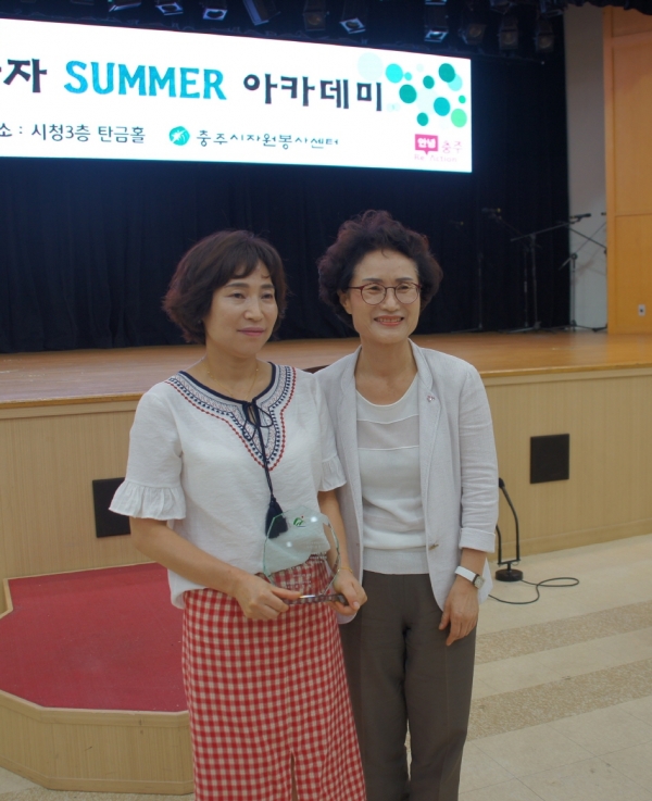왼쪽부터 까까드림봉사단 대표 김경혜, 최정옥 센터장