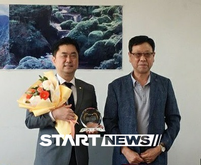 계룡파라디아아파트주민 대표들로부터 감사패를 받은 김종민의원