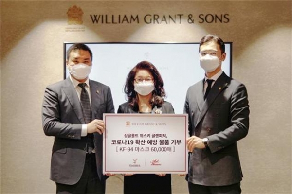 ㈜윌리엄그랜트앤선즈코리아(대표 김효상)가 신축년을 맞아 한국발달장애인문화예술협회 아트위캔(Artwecan)에 마스크를 전달하고 있다.