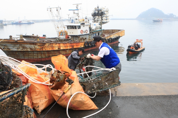 태안군은 21개 사업에 국·도비 포함 총 73억 9700만 원을 들여 해양폐기물 수거 및 지원 사업을 추진한다. 사진은 해양쓰레기 수거 모습.