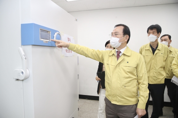 박상돈 천안시장이 22일 충남 우선선정 접종센터로 결정된 실내테니스장을 방문해 현장을 점검하고 있다.