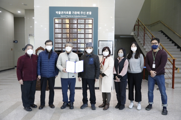 서울대학교 문리대산악회가 국립산악박물관에  소장하던 산악관련 자료 521점을 기증했다.  3일 열린 수증증서 수여식 모습
