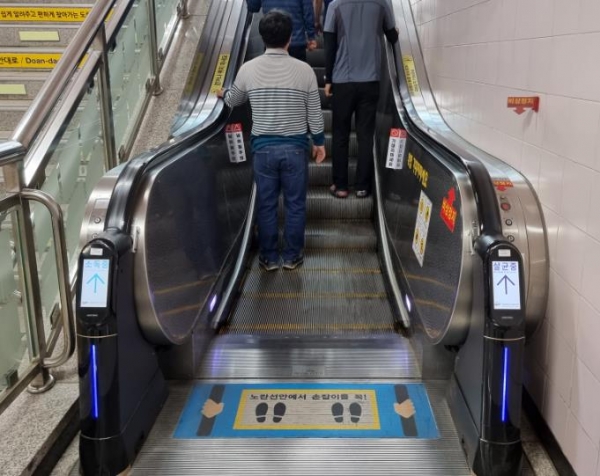 대전도시철도,,에스컬레이터 손잡이 자동 살균청소기' 설치