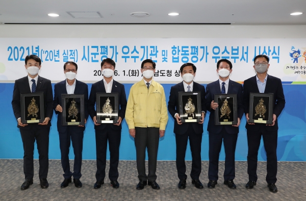 충남 아산시(시장 오세현)는 지난 1일 충남도청에서 개최된 「2021년(2020년 실적) 위임사무 등에 대한 시·군 평가 시상식」에서 충남도 우수기관 표창을 수상했다고 밝혔다.