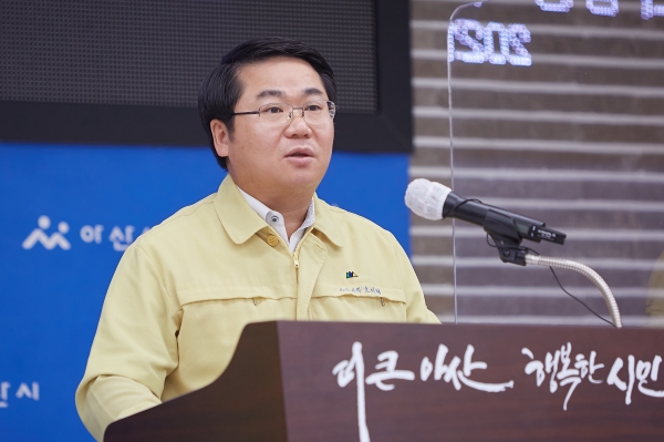 오세현 아산시장과 황재만 아산시의회 의장은 17일 시청에서 브리핑을 열고 모든 시민에게 재난지원금을 지급하기로 했다고 밝혔다.