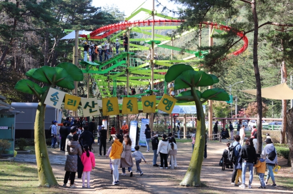 '보은대추 온라인축제' 기간중에 주말을 이용하여 속리산 테마파크에서 즐기는 관광객들의 모습