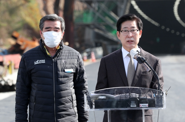 양승조 충남지사가 기자회견하는 모습(왼쪽은 김동일 보령시장)