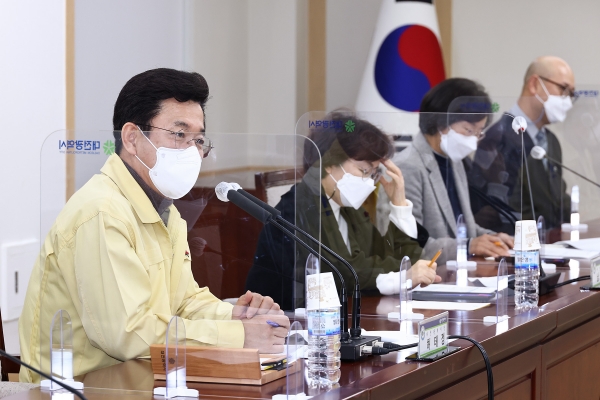 허 시장은 3일 오후 2시 대전시청에서 코로나19 병상 확충 및 응급의료 대응 방안에 대한 긴급 대책 회의를 소집했다.