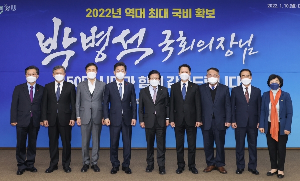 대전시는 지난해에 이어 올해도 신년에 대전을 방문한 박병석 국회의장과 10일 오후 대전시청에서 간담회를 개최했다고 밝혔다.