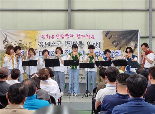 평화와 통일의 소원을 연주한 국제오카리나코칭그룹(대표 임영실) 소속의 카라·아띠오카리나앙상블 단원들의 연주 모습.