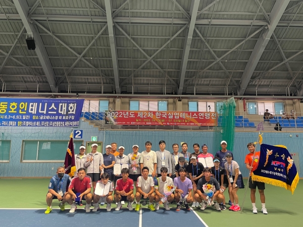 세종시 소속 테니스팀이 지난 27일 경북 구미에서 열린 ‘제2차 테니스실업연맹전’에서 남자 단체전 우승을 차지하며, 국내 최정상 팀임을 입증했다.
