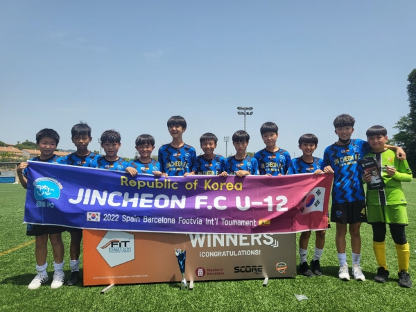 진천FC유소년 U-12팀이 스페인에서 열린 바르셀로나 축구 국제 대회에서 승승장구하며 결승에 올라 준우승을 차지했다.