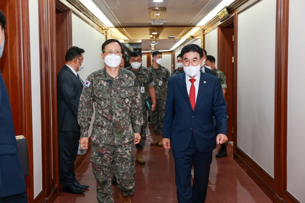 박정환 육군 참모총장과 환담 후 이동 모습
