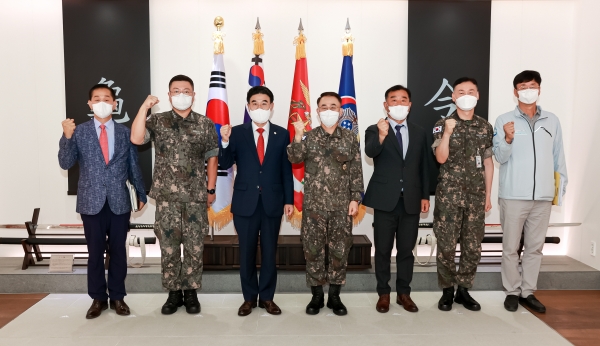 가운데 왼쪽 세번째부터 이응우 시장, 이종호 해군참모총장, 김범규 계룡시의회 의장