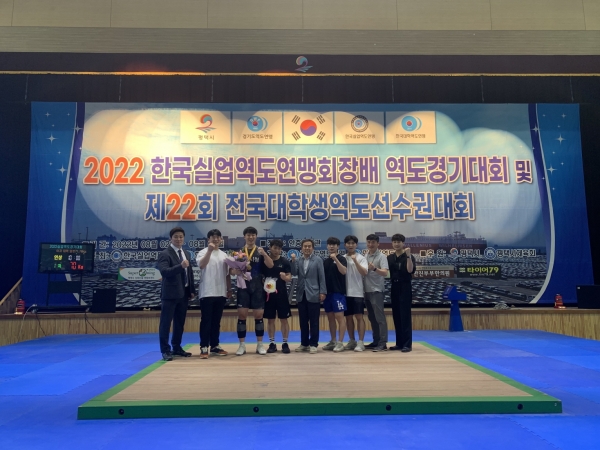 한국 신기록과 대회 신기록을 세운 아산시 역도팀 선수들