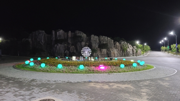 영동군 레인보우 힐링관광지 입구에 설치된 경관분수 모습