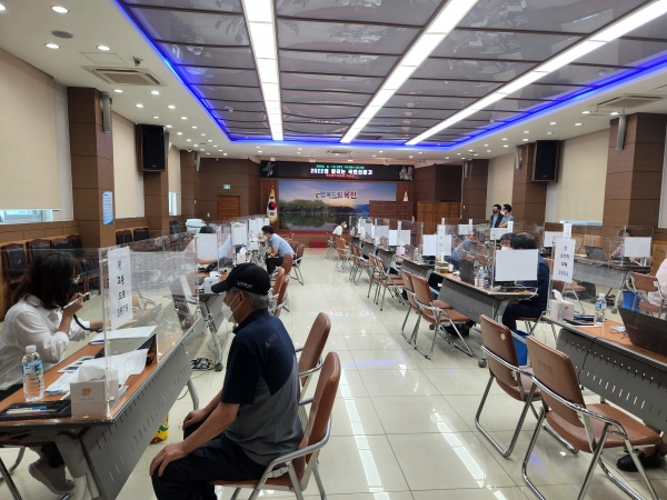 충북 옥천군은 18일 군청 대회의실에서 국민권익위원회와 함께‘달리는 국민신문고’를 실시했다.
