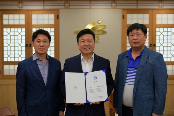 충남 예산군은 (사)한국문화가치연구협회(이사장 김명곤)가 주관한 ‘제4회 한국문화가치대상’에서 충남도에서 유일하게 ‘우수상’을 수상했다고 밝혔다.
