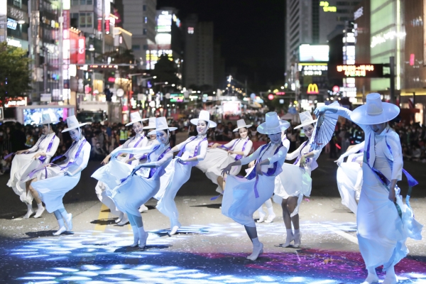 23일 진행된 ‘천안흥타령춤축제 2022’ 거리댄스퍼레이드  한 장면