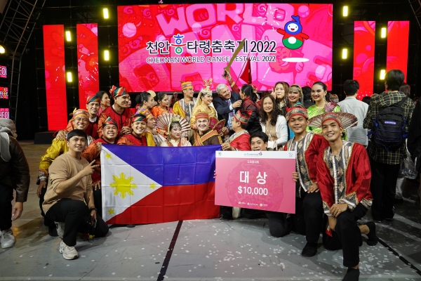천안흥타령춤축제 2022서 국제춤대회 대상을 수상한  필리핀팀
