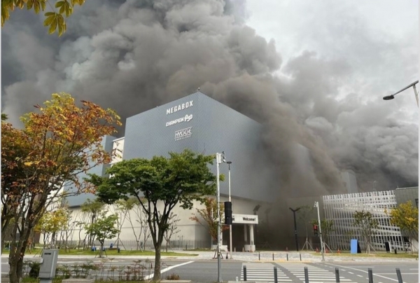 26일 오전 대전 현대아울렛에서 불이나 8명의 사상자가 발생했다. 사진은 화재 초기 검은 연기가 치솟는 모습.