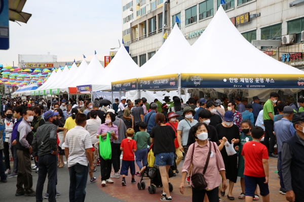 지난달 30일 개막한 제40회 금산인삼축제가 3일까지 총 47만 명이 축제장을 다녀가며 대박 조짐을 보였다.