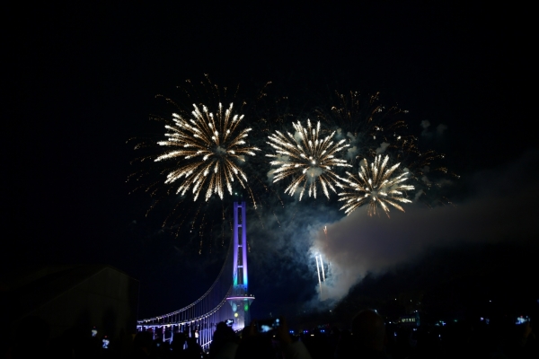 충남 예산군은 예당호의 새로운 관광명소로 자리매김할 전국 최초 테마형 야간경관조명 모노레일 개통식 및 축하 불꽃축제를 8일 예당호 특설무대에서 열렸다.