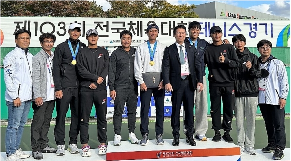 세종시청 테니스팀은 결승전에서 대전시 산업은행팀을 2대0으로 꺾고 남자단체전1위를 마크했다.