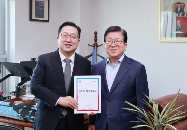 이장우 대전시장은 박병석 전 국회의장을 만나 대전시의 주요 현안사업 추진을 위한 초당적인 협조를 요청했다.