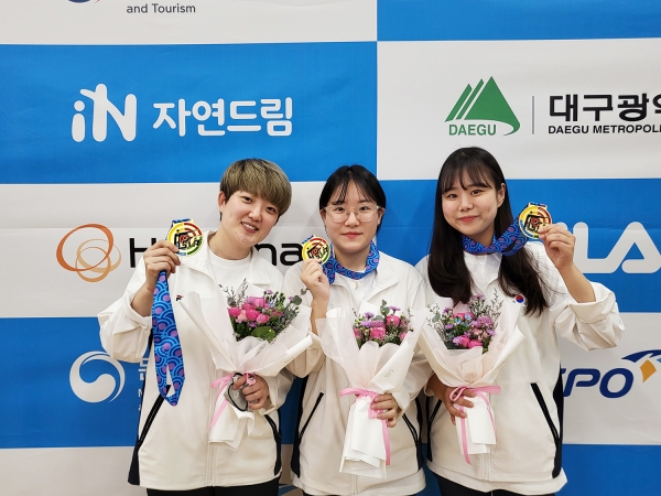 제15회 대구 아시아공기총선수권대회에서 10미터 공기소총 여자단체전에서 금메달을 획득한 모습(왼쪽에서 두번째가 유현영 선수)