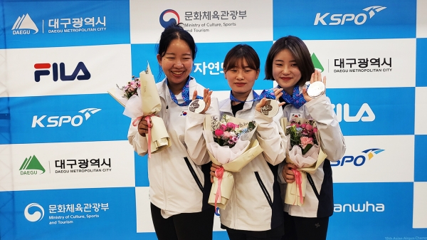 제15회 대구 아시아공기총선수권대회에서 10미터 공기소총 여자단체전에서 은메달을 획득한 모습(왼쪽 첫번째 이은서 선수)