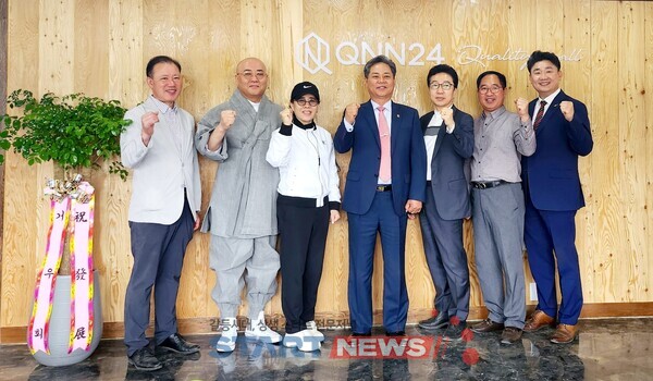 ﻿▲QNN24 정병철 회장과 임직원들이 취임식에서 단체사진을 촬영하고 있다.