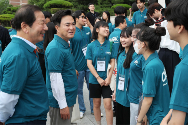 김태흠 충남지사(앞줄 왼쪽 두번째)가 8일 선문대학에서 열린 하계 청소년 해외연수사업 사전 오리엔테이션에 참석해 학생들과 대화를 나누고 있다.