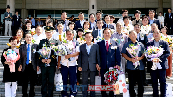 ▲백성현 시장과 시민·기관·공무원 표창을 받은 43명 단체사진