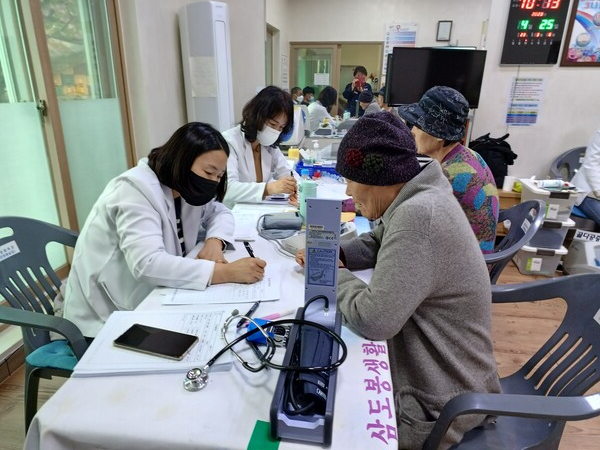 충북 영동군 보건소에서 시행중인 ‘삼도봉 생활권 산골마을 의료·문화 행복버스가’ 지역 어르신의 좋은 반응을 얻고 있다.
