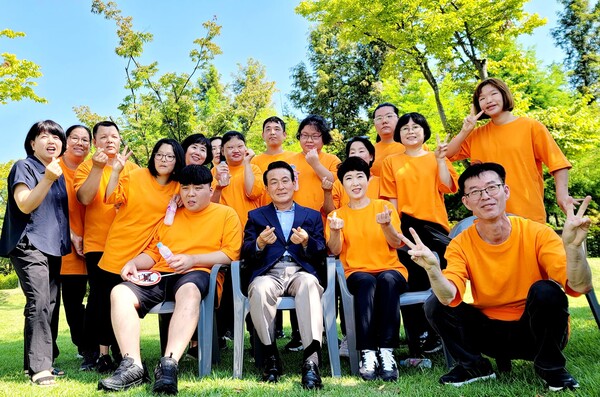 ▲백성현 논산시장과 논산챠밍에어로빅 김은자 회장과 햇살누리 회원들과 기념사진을 촬영하고 있다.