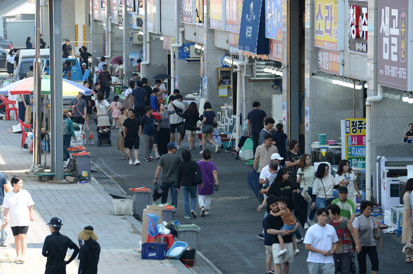 9일 개막한 홍성군 남당항 대하축제장을 방문한 관광객들 모습.