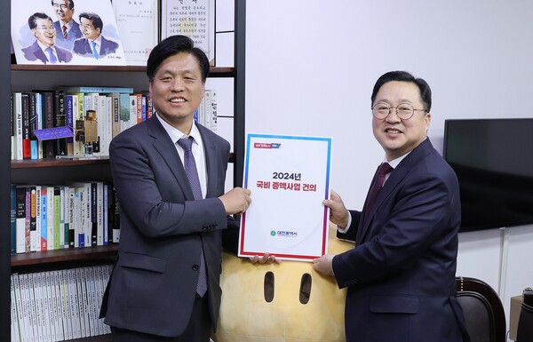 이장우 대전시장은 지역 국회의원인 조승래 의원도 만나 내년도 대전시  예산확보에 적극 협조해줄 것을 당부했다.