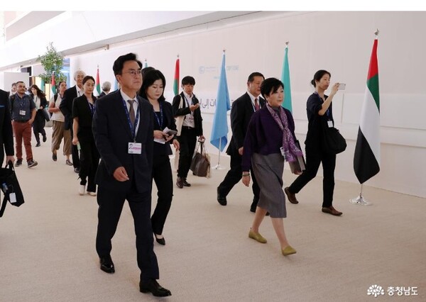 유엔기후변화협약 당사국 총회 (COP28) 개막식에 입장하는 모습.