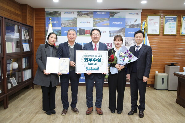 충북 옥천군이 농식품부가 주최하고 한국농수산식품유통공사(aT)에서 주관한 먹거리 지수 평가에서 4년 연속 A등급을 받았다.