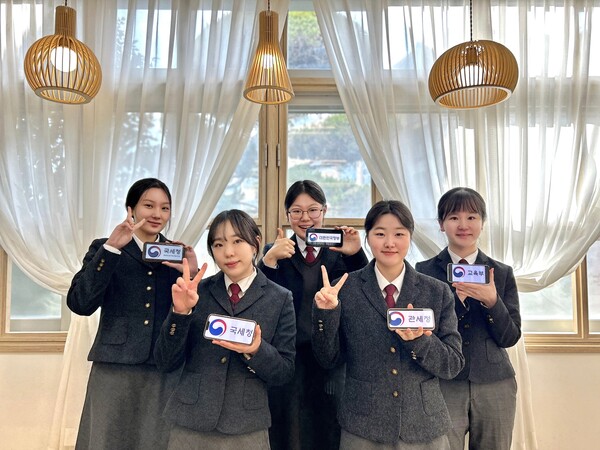 국가직 9급 공무 원시험에 합격한 대전여상 학생들.(배혜은,박수연,최해원,서하늘,양세현 양)
