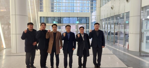 2025 아시아기계체조 선수권대회가 제천시로 의견이 모아져  축하 세레모니를 하는 모습.(오른쪽에서 세번째가 대한체조협회 한성희 회장)