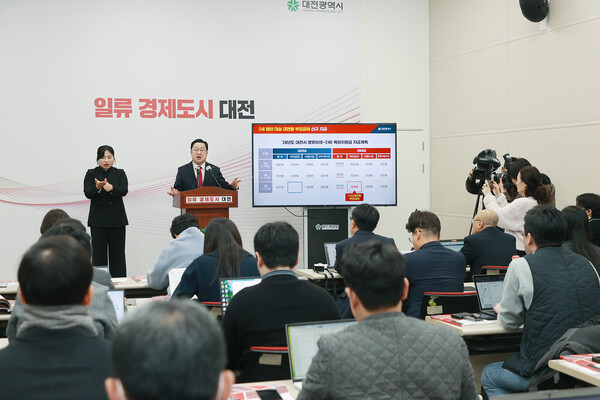 이장우 대전시장은 2024년을‘대한민국 과학수도 일류경제도시 대전’ 실현을 위해 거침없이 비상하는 한 해로 만들겠다고 포부를 밝혔다.